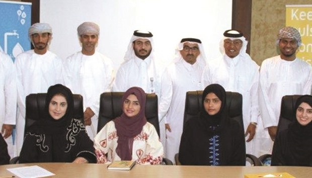 The Omani delegation with Qatari officials.