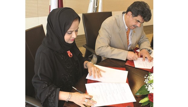 Noor al-Malki al-Jehani and Dr Abdul Sattar al-Taie signing the QNRF-DIFI pact.