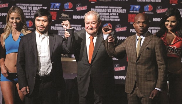 Welterweight boxers Manny Pacquiao (left) and Timothy Bradley Jr. (right), pose with promoter Bob Arum during their final news conference ahead of their today's match in Las Vegas.(AFP)