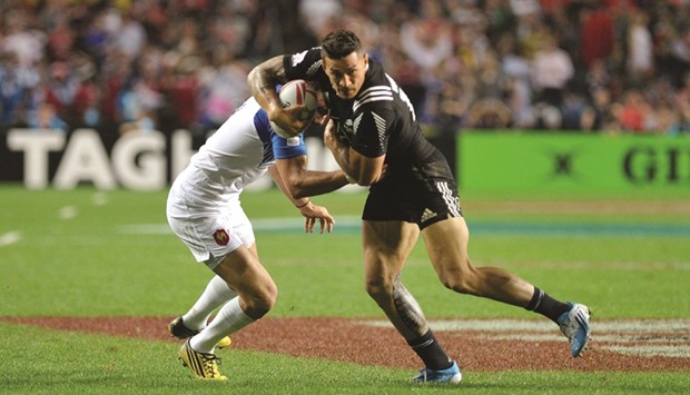 New Zealandu2019s Sonny Bill Williams (right) tries to beat a tackle from Franceu2019s Jonathan Laugel during their Hong Kong Sevens match yesterday. (AFP)