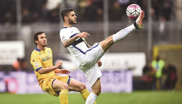 Inter Milanu2019s forward Mauro Icardi (right) controls the ball as Frosinoneu2019s midfielder Robert Gucher looks on during the italian Serie A yesterday. (AFP)