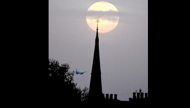 Aprilu2019s pink moon lived up to its name as it was in full bloom over London at 6am yesterday.