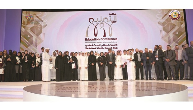 The awards winners with HE the Minister of Education and Higher Education Dr Mohamed Abdul Wahed Ali al-Hammadi, QNRFu2019s Dr Abdul Sattar al-Taie, and other officials.