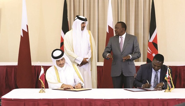 HH the Emir Sheikh Tamim bin Hamad al-Thani and Kenyan President Uhuru Kenyatta witness the signing of an agreement between Qatar and Kenya in Nairobi yesterday.