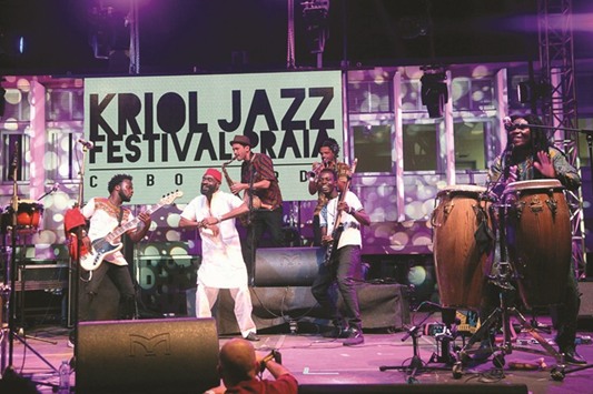 The Pat Thomas & Kwashibu Area Band from Ghana perform during the Kriol Jazz Festival at Praia over the weekend.