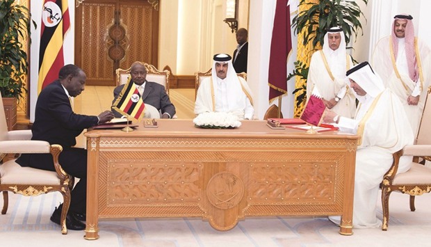 HH the Emir Sheikh Tamim bin Hamad al-Thani and Ugandan President Yoweri Museveni witness the signing of an agreement between Qatar and Uganda at the Emiri Diwan yesterday.