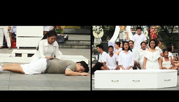 Filipino theatre artists perform a short musical about the killings under the governmentu2019s anti-drug campaign, in Pandacan city, Metro Manila.  RIGHT: Filipino theatre artists perform, in front of a mock coffin, a short musical about the killings under the   governmentu2019s anti-drug campaign, in Pandacan city, Metro Manila, yesterday.