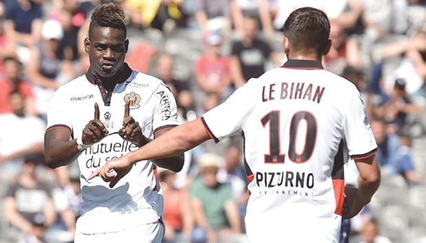 Niceu2019s winger Mario Balotelli (L) gestures during the Ligue 1 match against Toulouse at the Municipal Stadium in Toulouse yesterday.
