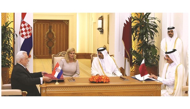 HH the Emir Sheikh Tamim bin Hamad al-Thani and Croatian President Kolinda Grabar-Kitarovic witness the signing of an agreement between Qatar and Croatia at the Emiri Diwan yesterday.