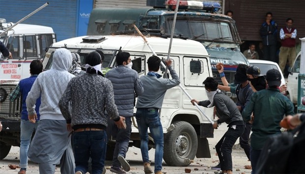 Kashmiri students clash with Indian government forces in Srinagar