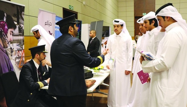 Students inquire about a pilotu2019s career.