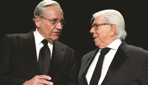 Former Washington Post reporters Bob Woodward (left) and Carl Bernstein speak at the head table before the start of the White House Correspondentsu2019 Association dinner in Washington.
