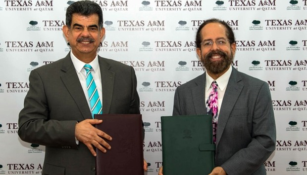 Dr al-Taie and Dr Malave at signing ceremony