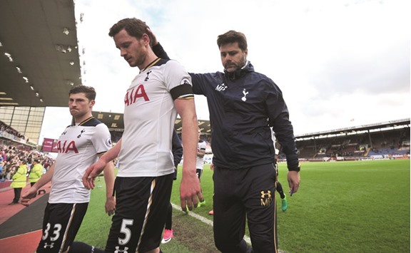 With league leaders Chelsea showing signs of vulnerability, manager Mauricio Pochettino (right) stressed Tottenham Hotspur must take full advantage if they stumble again. (Reuters)