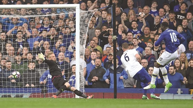 Evertonu2019s Romelu Lukaku (right) scores past Leicester Cityu2019s goalkeeper Kasper Schmeichel during the Premier League match at Goodison Park in Liverpool, north west England, yesterday. (AFP)