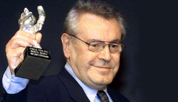 Milos Forman holds up the Silver Bear Prize during the awarding ceremony at the 50th Berlin Film Festival in Berlin, Germany February 20, 2000.