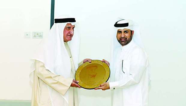 Dr Hassan al-Nama receiving the trophy.