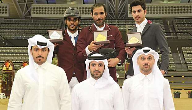 The Medium Tour podium winners pose with the officials.