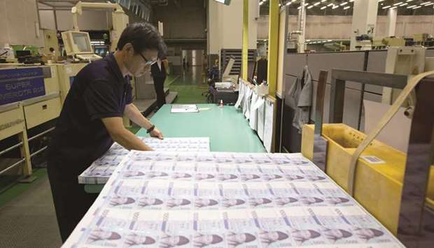 An employee inspects sheets of South Korean won banknotes at the Korea Minting, Security Printing & ID Card Operating Corp factory in Geyongsan (file). The won, Malaysiau2019s ringgit, Thai baht and Taiwan dollar have all strengthened in the past month even as the US imposed tariffs on steel and aluminium imports from China and other countries, sparking Chinese retaliation.