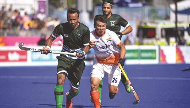 Pakistanu2019s Mohamed Irfan (left) and Indiau2019s Chinglensana Kangujam chase the ball during their menu2019s field hockey match at the 2018 Commonwealth Games in Gold Coast, Australia, yesterday. (AFP)
