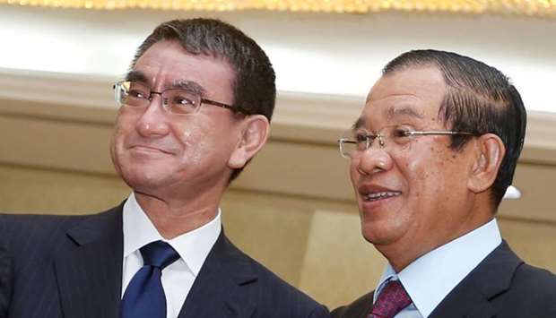 Japan's Foreign Minister Taro Kono and Cambodia's Prime Minister Hun Sen in Phnom Penh