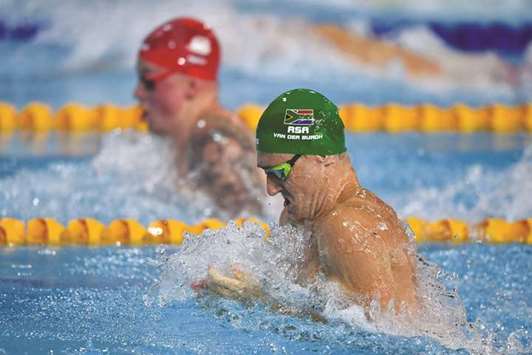 South Africau2019s Cameron van der Burgh (right) and Englandu2019s Adam Peaty compete during the menu2019s 50m breaststroke final at the 2018 Gold Coast Commonwealth Games yesterday. (AFP)