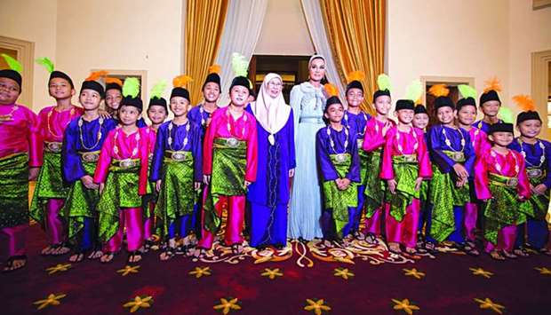 Her Highness Sheikha Moza bint Nasser attended a dinner banquet hosted by Malaysian Deputy Prime Minister Dr Wan Azizah Wan Ismail in her honour during her visit to Kuala Lumpur. The dinner featured a traditional Malaysian show by a group of children enrolled in a special programme co-ordinated by the Malaysian Ministry of Tourism, Arts and Culture to train and teach Malaysian children gifted in the arts.