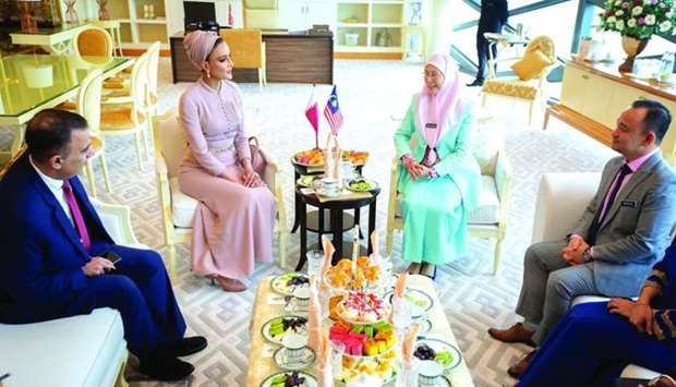 Her Highness Sheikha Moza bint Nasser, chairperson of Qatar Foundation (QF) and Education Above All (EAA), met Deputy Prime Minister of Malaysia Dr Wan Azizah Ismail in Kuala Lumpur on Tuesday and discussed areas of collaboration with Qatar Foundation and Qatar Social Work on projects of mutual interest and efforts by Education Above All to educate refugee children in Malaysia.