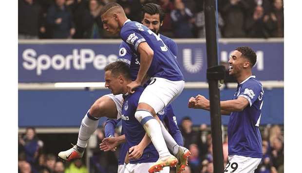 Evertonu2019s defender Phil Jagielka (left) celebrates with teammates after scoring against Arsenal during the Premier League match in Liverpool. (AFP)
