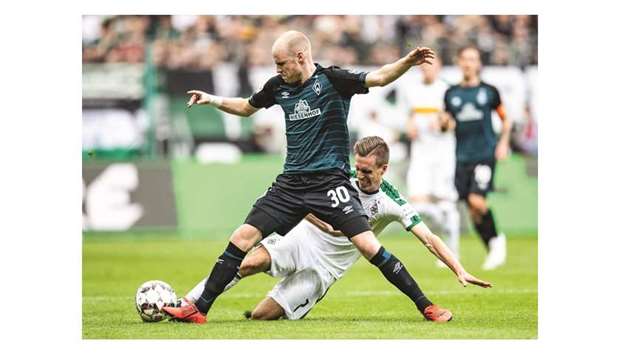 Bremenu2019s Davy Klaassen (left) and Moenchengladbachu2019s Patrick Herrmann vie for the ball. (AFP)