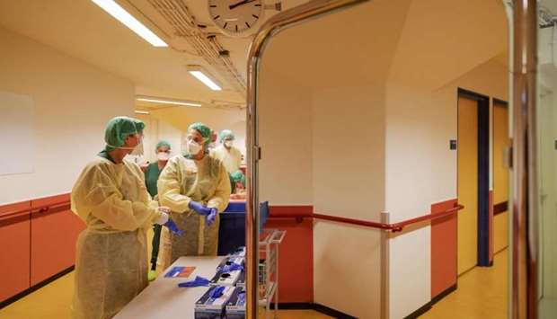 Medical personnel of Defence operate in the hospital UMC Utrecht on April 08, amid the novel coronavirus (Covid-19) crisis