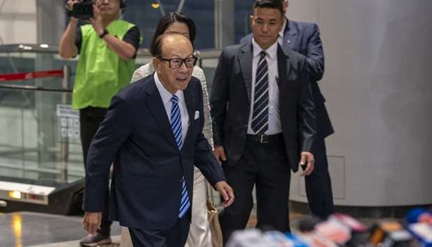 Li Ka-Shing, senior adviser of CK Hutchison Holdings and CK Asset Holdings (centre), arrives at the companiesu2019 annual dinner event in Hong Kong.