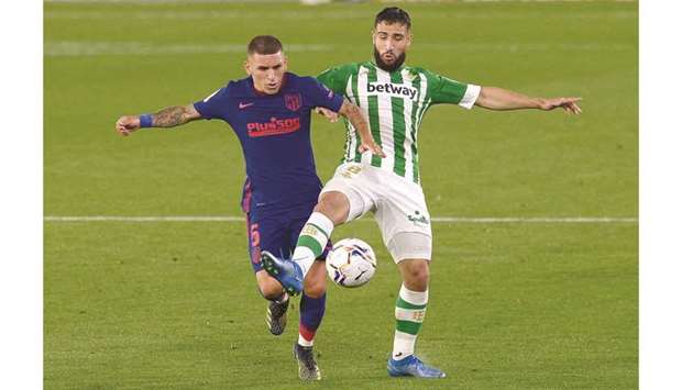 Real Betisu2019 Nabil Fekir (right) vies for the ball with Atletico Madridu2019s Lucas Torreira during the La Liga match at the Benito Villamarin stadium in Seville, Spain, on Sunday. (AFP)