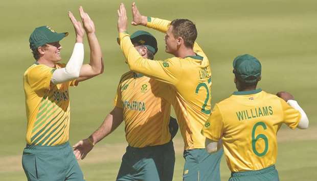 South Africau2019s George Linde (second from right) celebrates with teammates after the dismissal of Pakistanu2019s Mohamed Rizwan (not pictured) during the second Twenty20 at the Wanderers stadium in Johannesburg, South Africa, yesterday. (AFP)