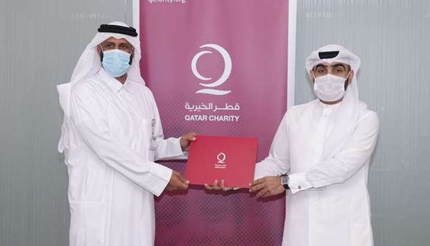 Nasser Mamdouh M. Al-Shammari, Mowasalat (Karwa) Operations Manager - Light Transport Services, delivered the rechargeable tickets to Ahmed Omar Al-Sherawi, head of the Relations and Social Responsibility section at Qatar Charity.