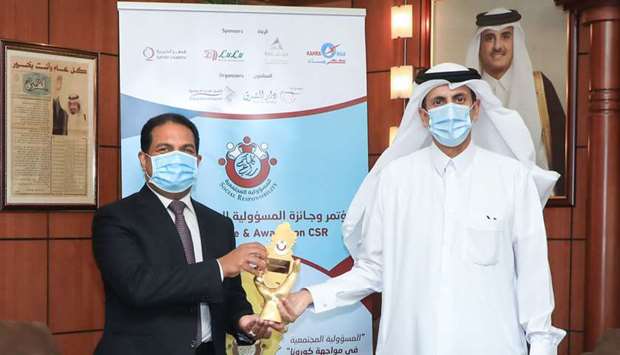 Dr Mohamed Althaf receiving the award from HE Sheikh Dr Khalid bin Thani al-Thani.rnrn
