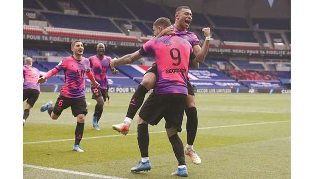Paris Saint-Germainu2019s Mauro Icardi celebrates his goal with teammate Kylian Mbappe (right) during the Ligue 1 match against St Etienne at Parc des Princes in Paris, France, yesterday. (Reuters)