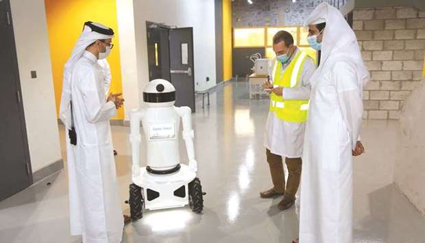 Minister visits 'Innovation Makers Oasis' at Qatar Scientific Clubrnrn