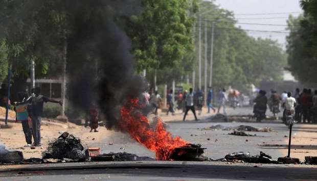 (File photo) Tires burn at a barricade during protests demanding return to civilian rule in N'Djamena, Chad April 27,2021. (Reuters)