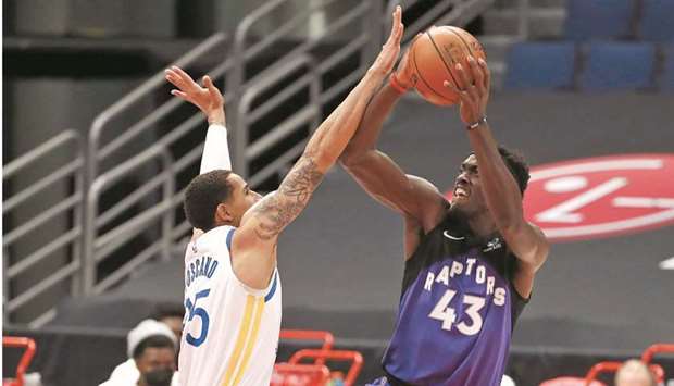 Golden State Warriors forward Juan Toscano-Anderson (left) defends Toronto Raptors forward Pascal Siakam during the first half at Amalie Arena in Tampa. (USA TODAY Sports)