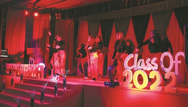 The students of Grade 11 entertained the audience with dance and music performances.