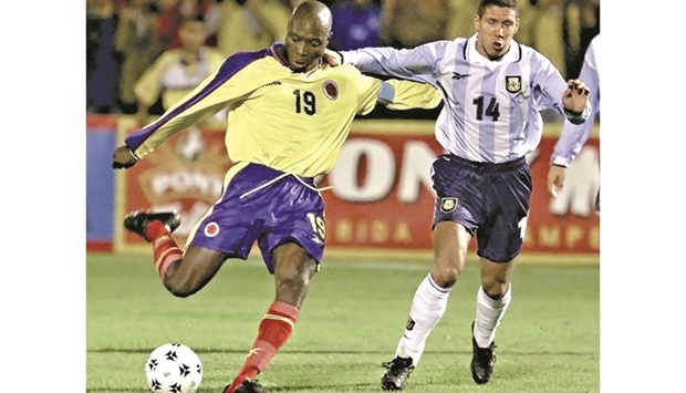 In this file photo taken on June 29, 2000 shows Colombiau2019s Freddy Rincon (left) being challenged by Argentinau2019s Diego Simeone during their 2002 FIFA World Cup qualification match in Bogota. (AFP)
