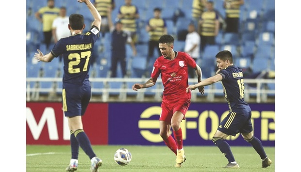     Al Duhailu2019s Edmilson Juinor (centre) attempts to get past Pakhtakoru2019s players during the Group D clash of the AFC Champions League at the King Abdullah Sports City Stadium in Buraidah, Saudi Arabia, on Thursday.