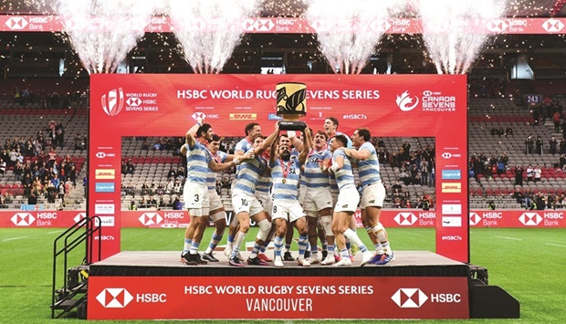 Argentinau2019s players celebrate with the trophy after winning the Vancouver leg of the HSBC World Rugby Sevens Series against Fiji, in Vancouver. (AFP)