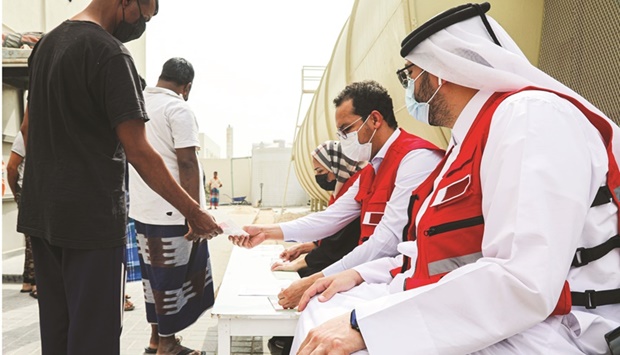 Labourers at Industrial area receive iftar meals.