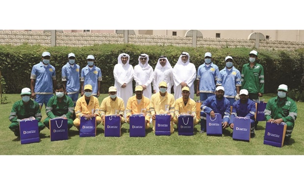 The Ministry of Municipality's Public Services Sector has honoured 2,220 distinguished workers from its various departments in co-operation with Doha Bank, Al Meera Consumer Goods Company and Ooredoo Qatar.
