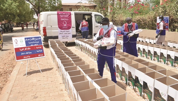 In Sudan, 3,760 food baskets have been distributed, with 5,600 more to be given during the rest of Ramadan. Some 40,000 people are expected to benefit from the project in the states of Khartoum, Gezira, the Nile River, Gedaref and Kassala in Sudan.