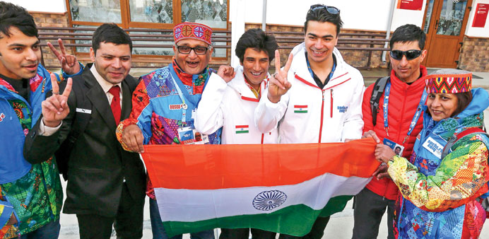 Keshavan Shiva (third right), Skier Iqbal Nadeem (second right), skier Thakur Himanshu (fourth right) and volunteers pose with the national flag in th