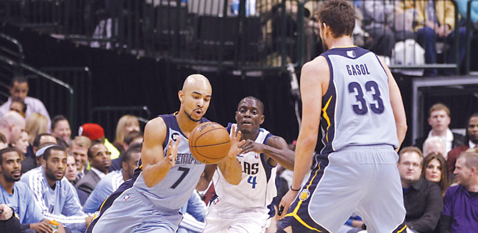 Memphis Grizzlies guard Jerryd Bayless (left) takes the ball off of the screen by centre Marc Gasol (right) as Dallas Mavericks guard Darren Collison 