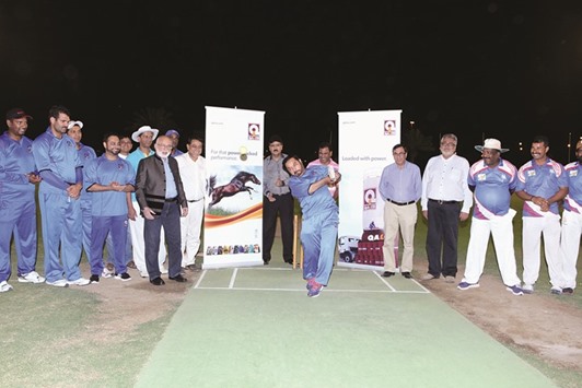 QALCO Operations manager Shahid Iqbal inaugurates the 1st Mohamed Shamlan Memorial Cricket Tournament in the presence of teams and Qatar Veteransu2019 League officials.